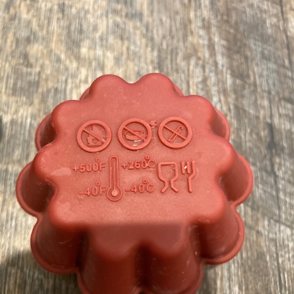 Silicone Baking Cups, 12 Count, Red & Black, Muffins & Cupcakes-Excellent! - Picture 3 of 3